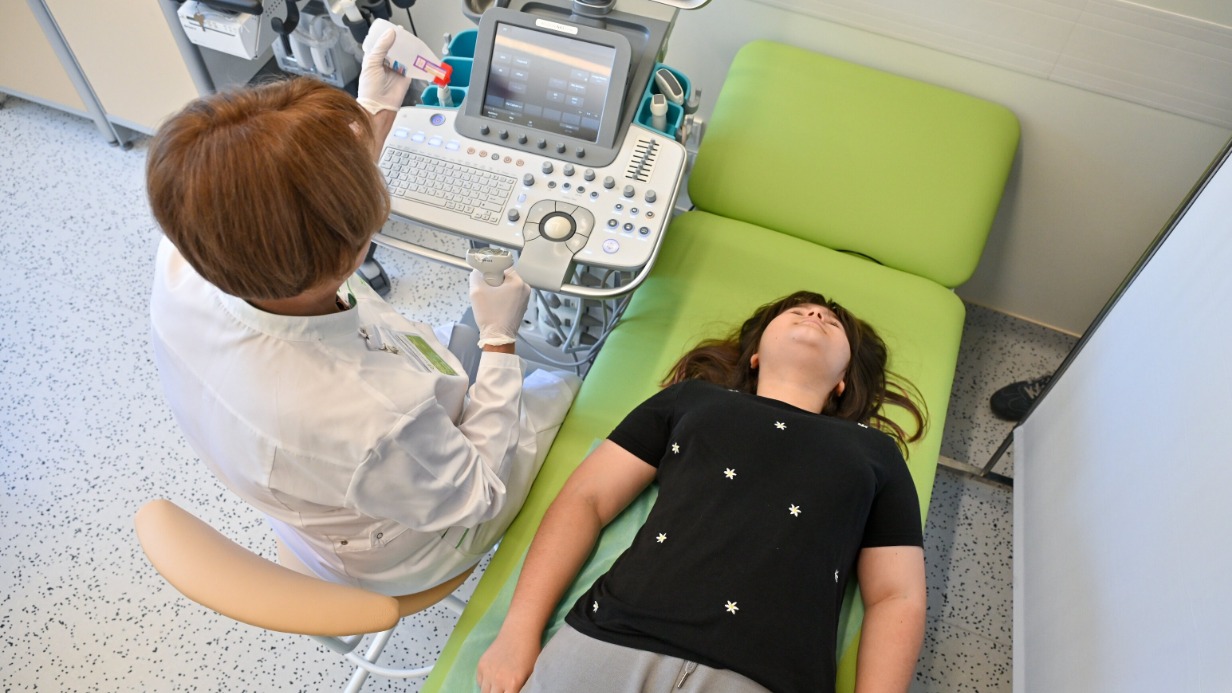 Врач проводит УЗИ в реконструированном головном здании детской поликлиники № 52