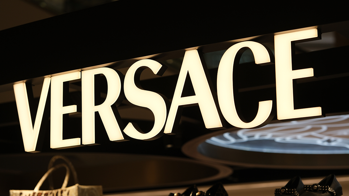 Prada выкупит Versace за 1,4 миллиарда долларов