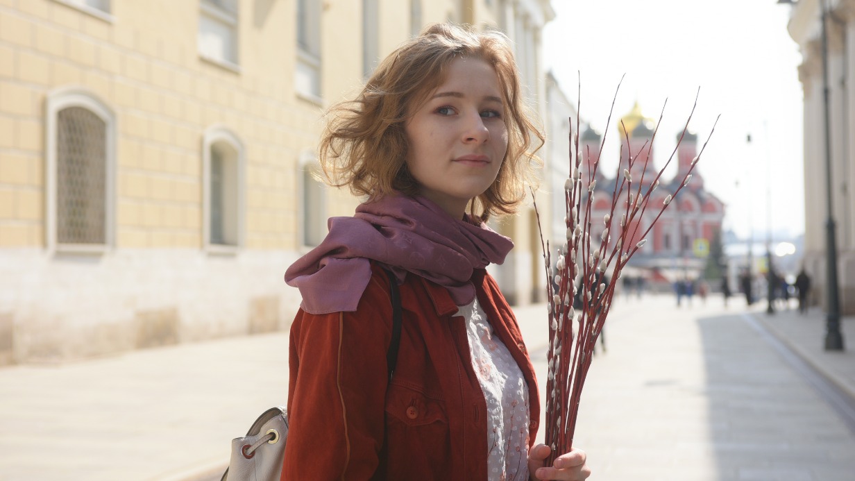 Москвичка Анастасия Линник в Богоявленском переулке с вербой