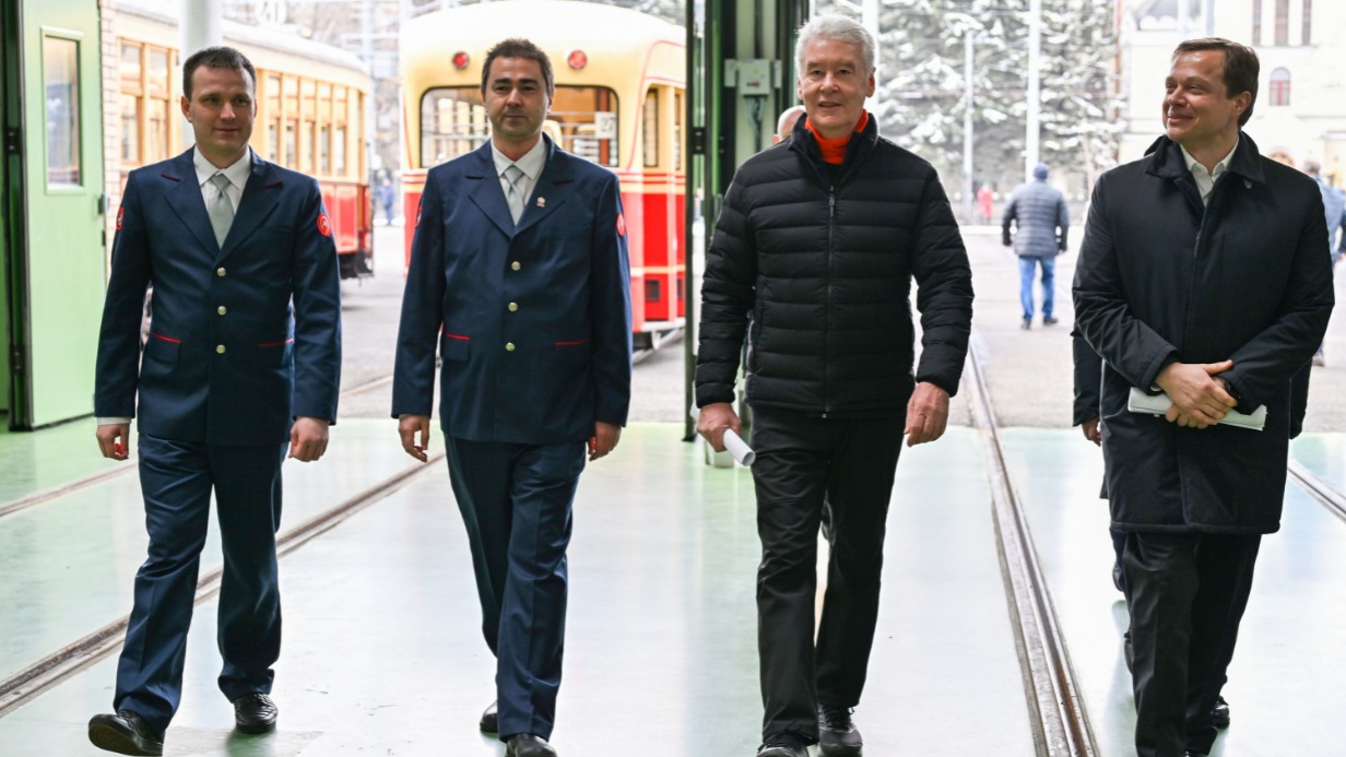Главный специалист отдела рельсового транспорта службы подвижного состава Московского метрополитена Андрей Гоцев, замначальника отдела рельсового транспорта Службы подвижного состава Московского метрополитена Дмитрий Касаткин, мэр Москвы Сергей Собянин и заммэра по вопросам транспорта Максим Ликсутов (слева направо) на открытии депо имени Апакова