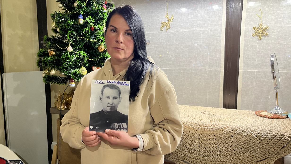 Жительница Внукова Ольга Клиндух с портретом своего дедушки Леонида Клиндуха, воевавшего в годы Великой Отечественной в составе 10-й гвардейской авиатранспортной дивизии