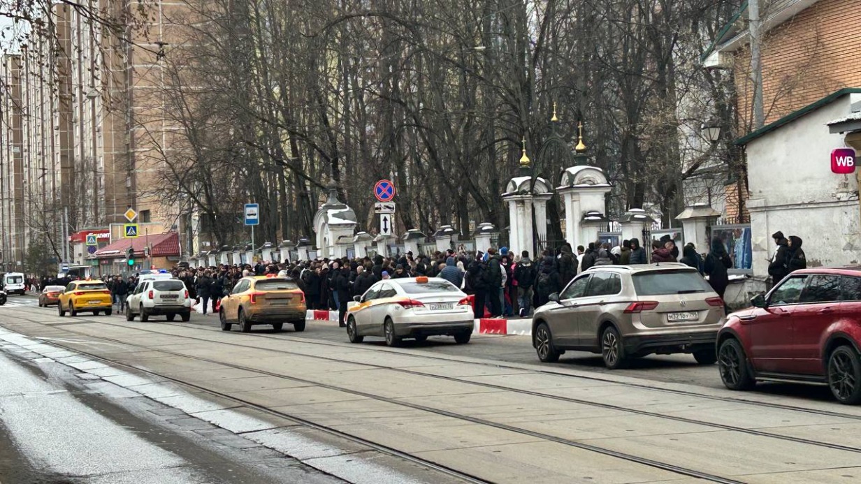 Разгоняют людей: ОМОН приехал к храму, где отпевают Пашу Техника