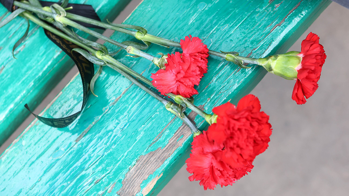 В РПЦ призвали не говорить фразу «земля пухом» и не оставлять еду на могилах