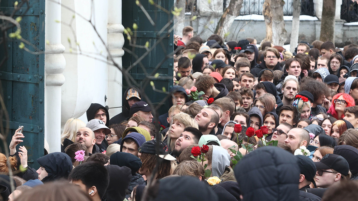 Поклонники Паши Техника собираются у храма в Москве для прощания с рэпером