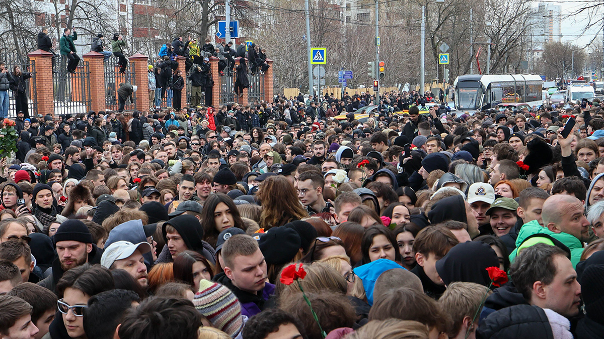 Почему столько людей пришло на прощание с Пашей Техником