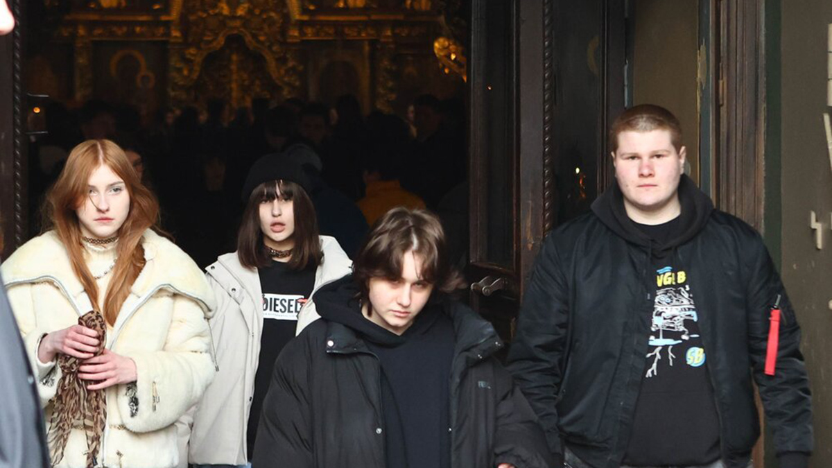 Появились кадры отпевания Паши Техника внутри храма