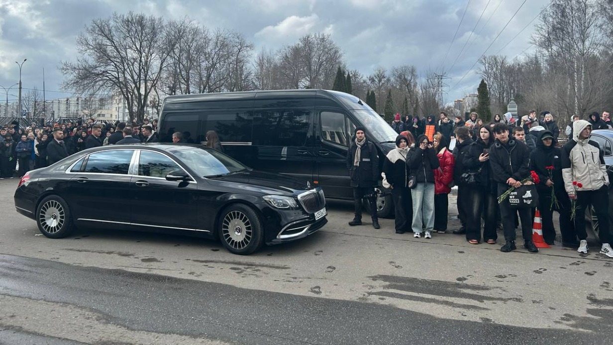 Еще одна толпа людей встретила гроб с телом Паши Техника на кладбище