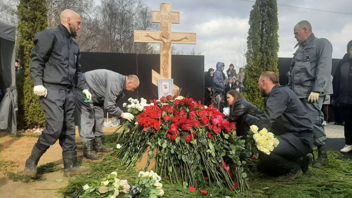 Появились первые фотографии могилы Паши Техника