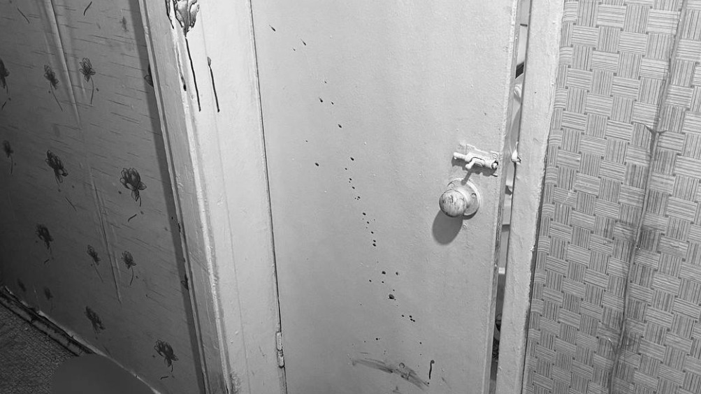 Труп мужчины с ножевым ранением нашли в квартире на севере Москвы