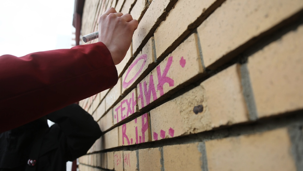 Фанаты Паши Техника разрисовали мурал с изображением Цоя в Санкт-Петербурге
