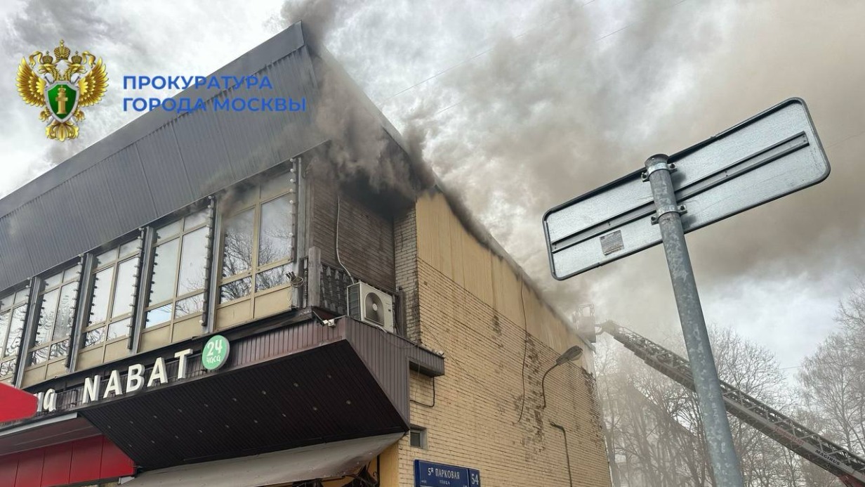 Площадь пожара на востоке Москвы выросла до 300 квадратных метров