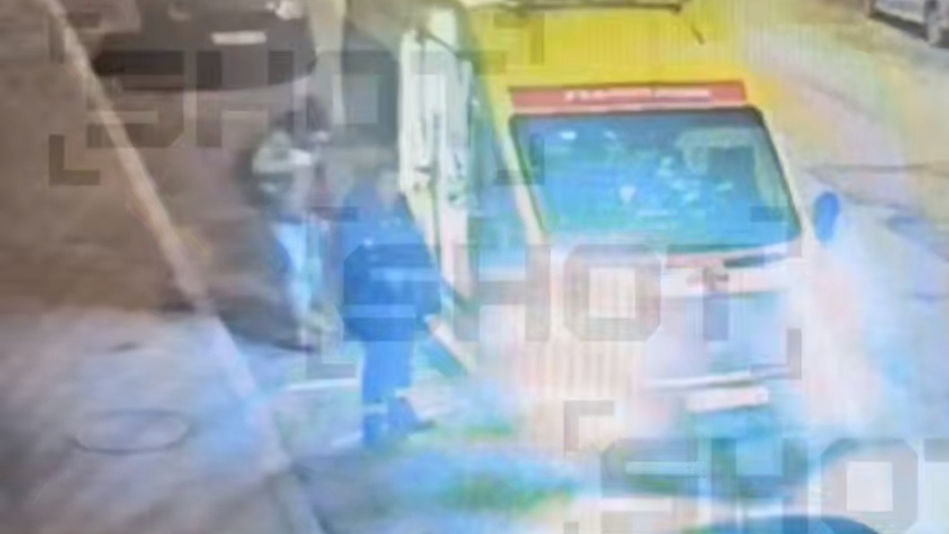 Появились кадры, как раненый актер Дель сам садится в машину скорой помощи