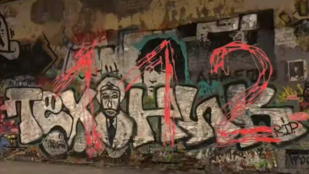 Москвичей возмутило имя Паши Техника, которое появилось на стене Цоя на Арбате