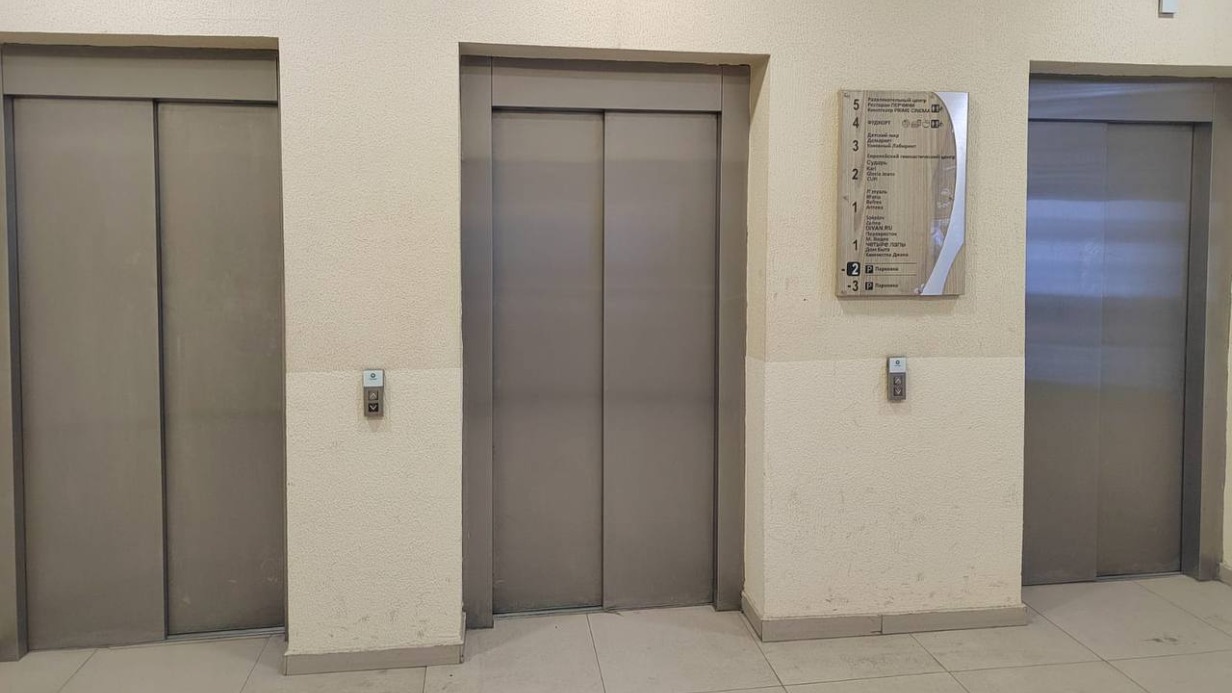 Лифт с женщиной упал в ТЦ Prime Plaza на юго-западе Москвы