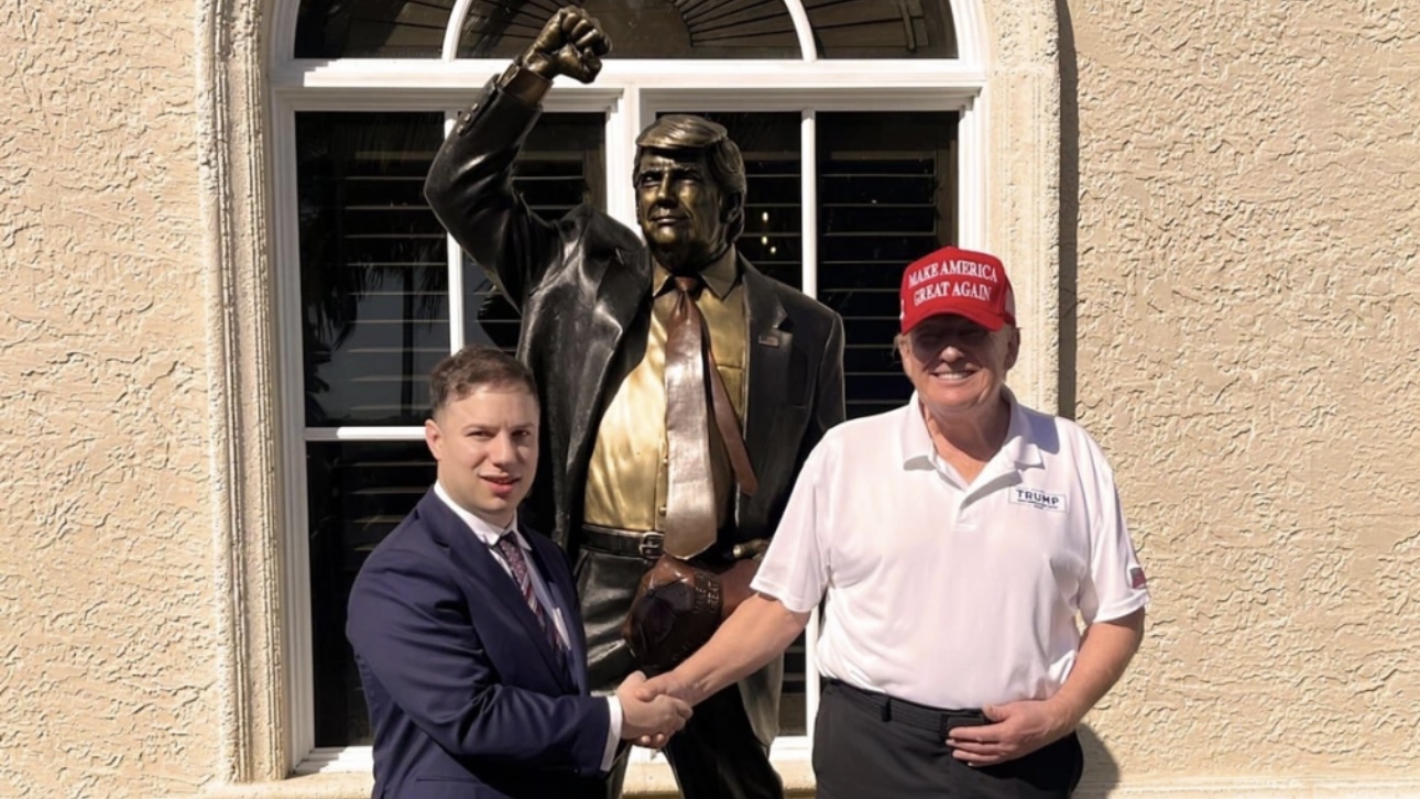 Трамп установил памятник самому себе в своем гольф-клубе во Флориде