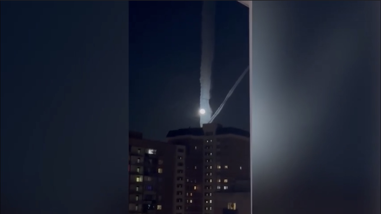 Синоптик Ильин объяснил появление таинственной буквы V в небе над Москвой