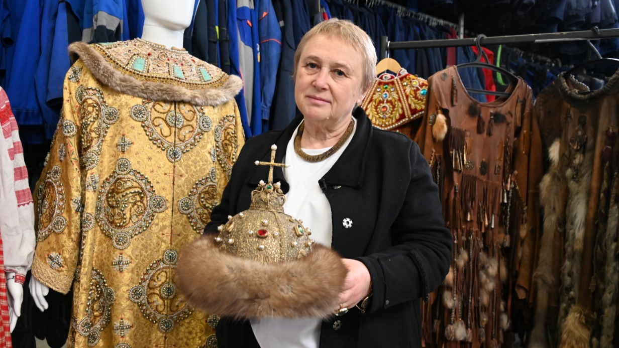 Генеральный директор киносклада «Жар-птица» Татьяна Трубникова продемонстрировала костюм, успевший побывать в кадре множества фильмов. По ее словам, кропотливая работа по его реставрации заняла около полугода, в течение которого реставраторы вручную пришивали каждую бусину