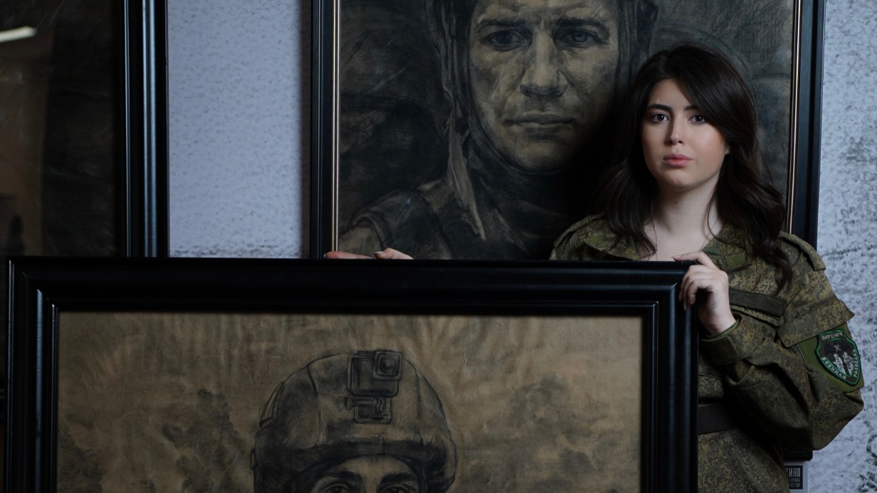 Организатор выставки «Уголь земли Русской» и руководитель одноименного народного движения Виринея Шигина показывает свои картины в Музее современной истории России