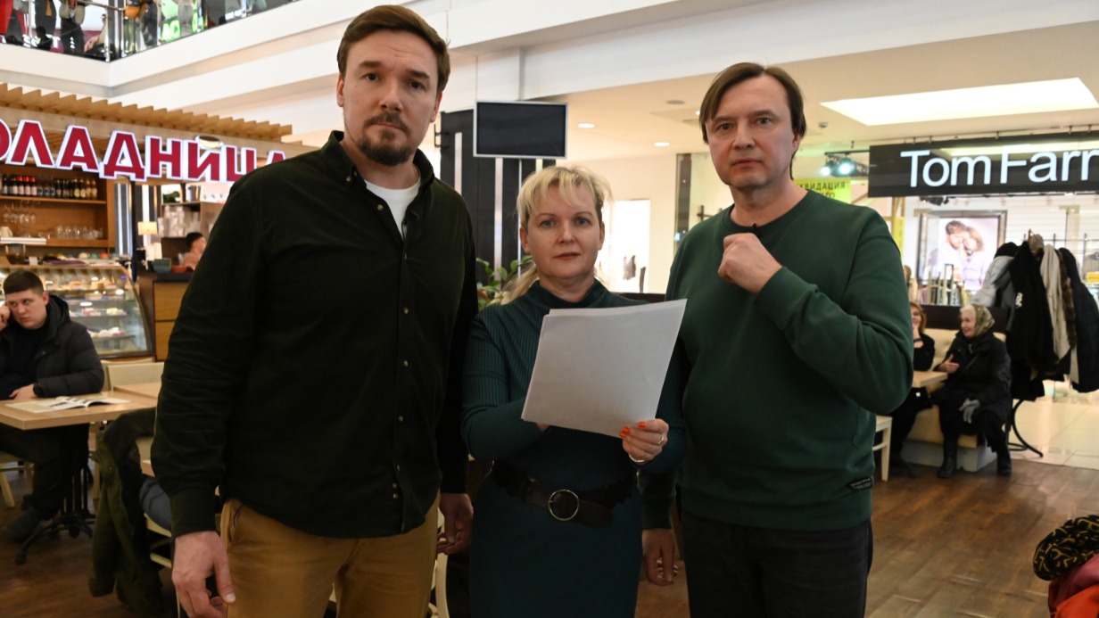 Солист Московского театра «Новая опера имени Е. В. Колобова» Михаил Первушин, директор Детской школы искусств «Родник» Светлана Нефедова и солист Музыкального театра им. К. С. Станиславского и В. И. Немировича-Данченко Константин Симонов готовятся исполнять песню «День Победы» в торговом центре