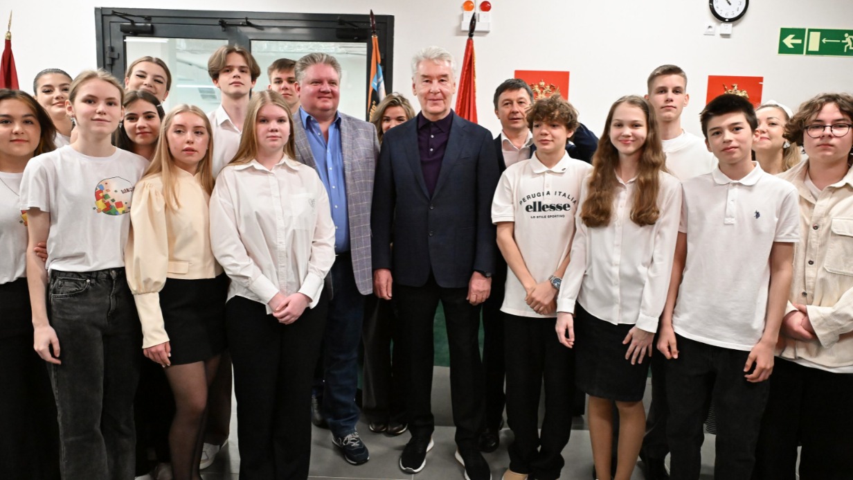 Мэр Москвы Сергей Собянин (в центре) пообщался с учителями школы № 1788, учениками и их родителями. В новом трехэтажном здании оборудовали специализированные классы, ИТ-полигон, спортивные залы, лабораторно-исследовательские комплексы и другие образовательные пространства