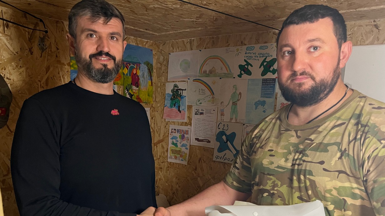 Депутат Мосгордумы Александр Лиханов (слева) привез из столицы фрукты, орехи, финики, сухой душ и письма из дома. Их принял боец Дмитрий Хлестов