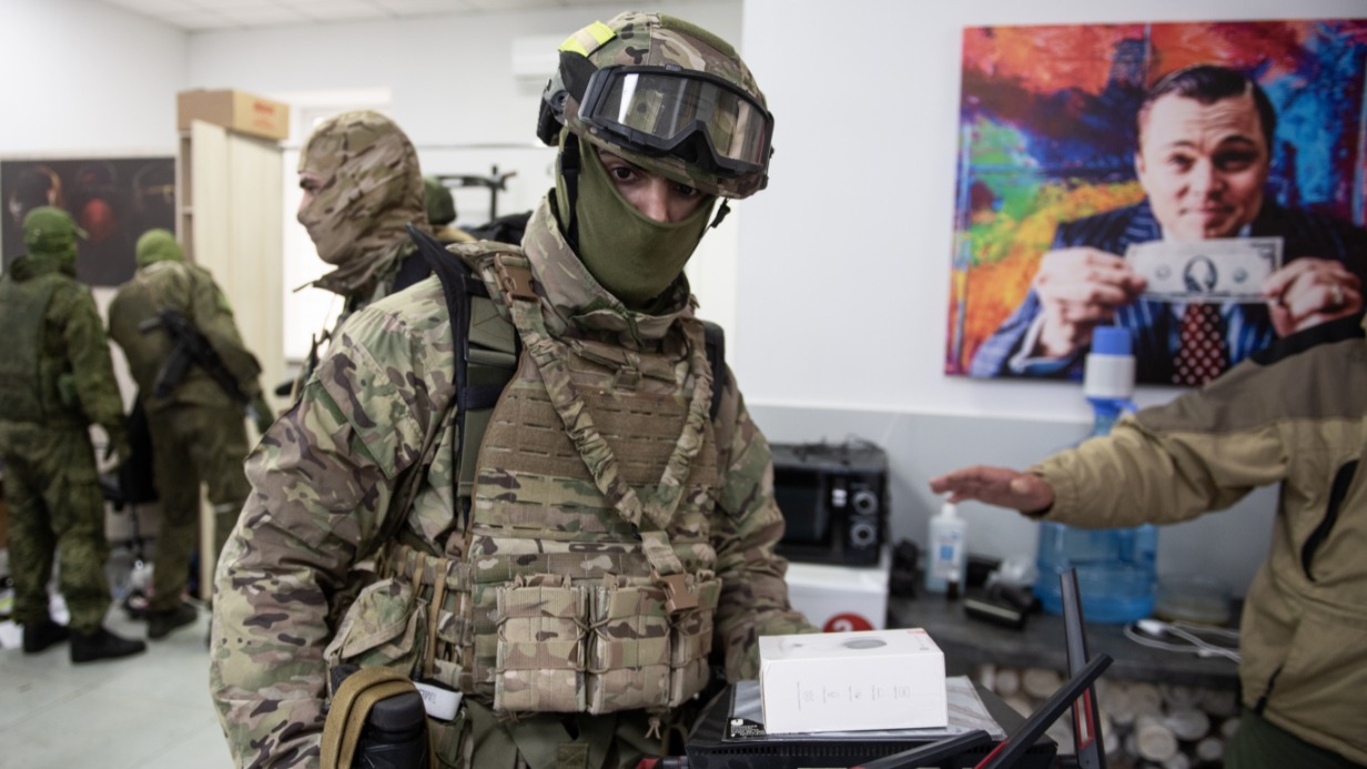 Российские военнослужащие в брошенном украинскими мошенниками кол-центре в Бердянске. Отсюда преступники звонили россиянам под видом сотрудников службы безопасности разных банков и выманивали деньги