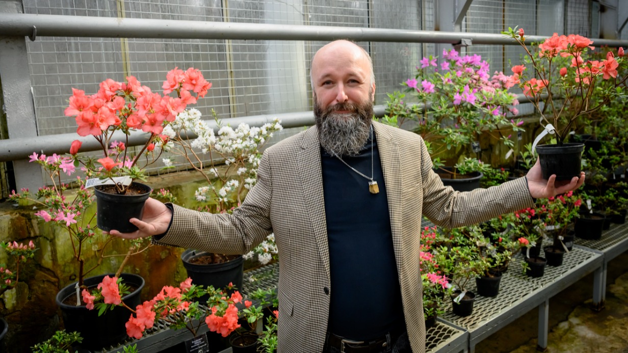 Агроном Главного ботанического сада им. Н. В. Цицина РАН Антон Кучеров демонстрирует цветы из оранжереи