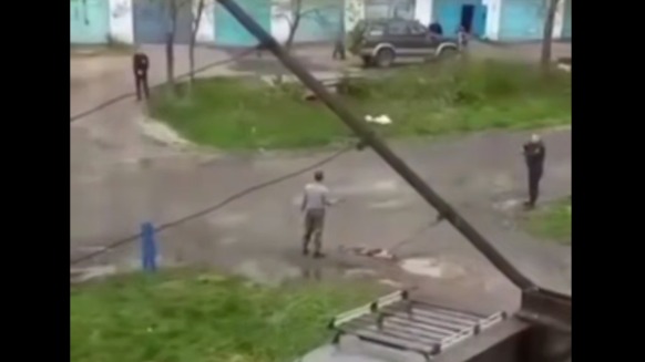 «Гранату убери»: очевидцы сняли, как боец ВСУ совершил самоподрыв во дворе