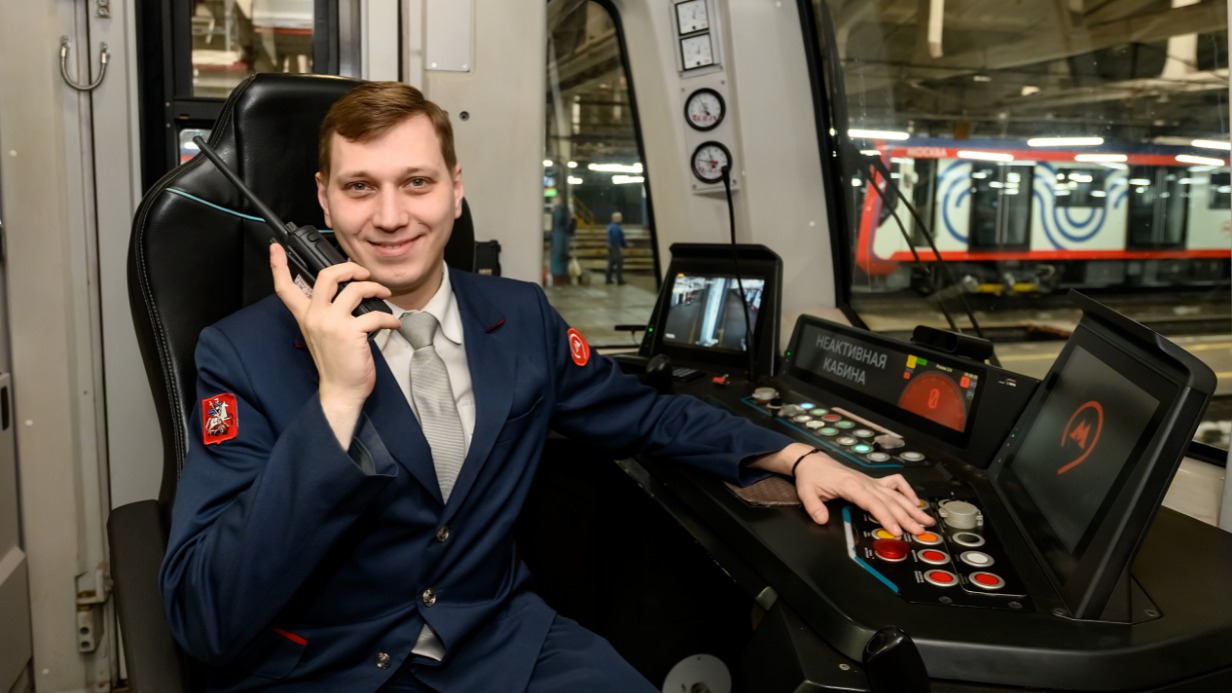 Машинист поезда метро Павел Ткач в метродепо Замоскворецкое. Профессия машинист — одна из самых востребованных в транспортной отрасли