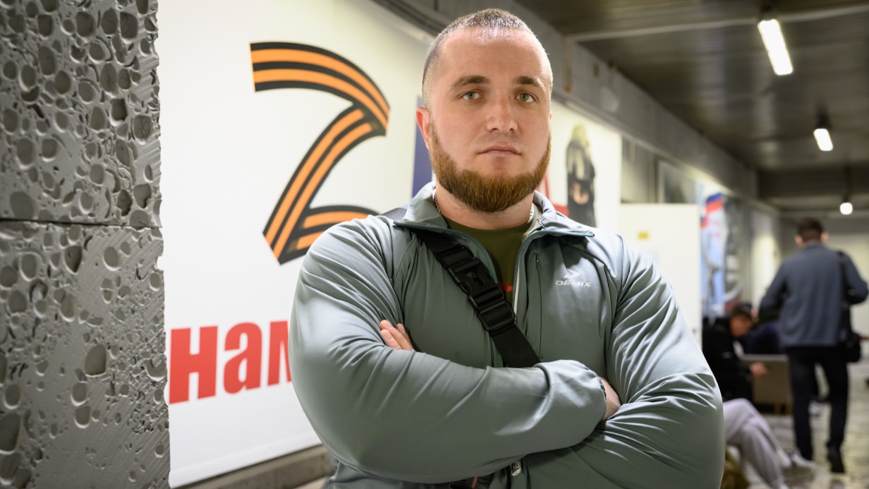 Максим Завгородний подписал контракт в Едином пункте призыва на военную службу в Москве