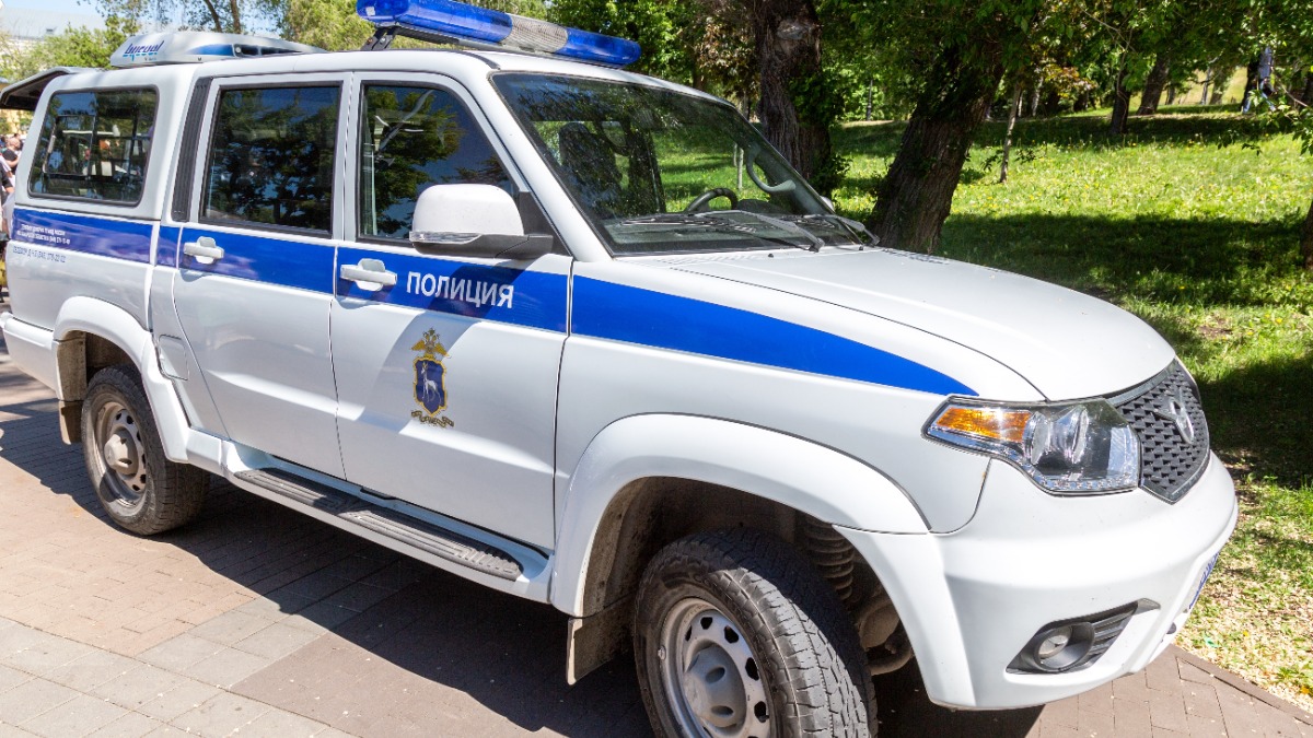 Помочившегося на полицейский УАЗ мужчину задержали в центре Новороссийска