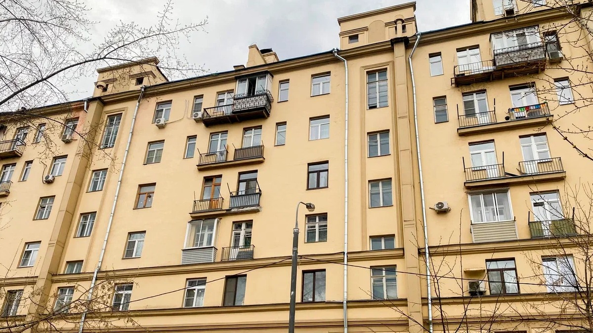 В центре столицы начались работы по капитальному ремонту жилого дома, возведенного в стиле советской неоклассики в 1930 году