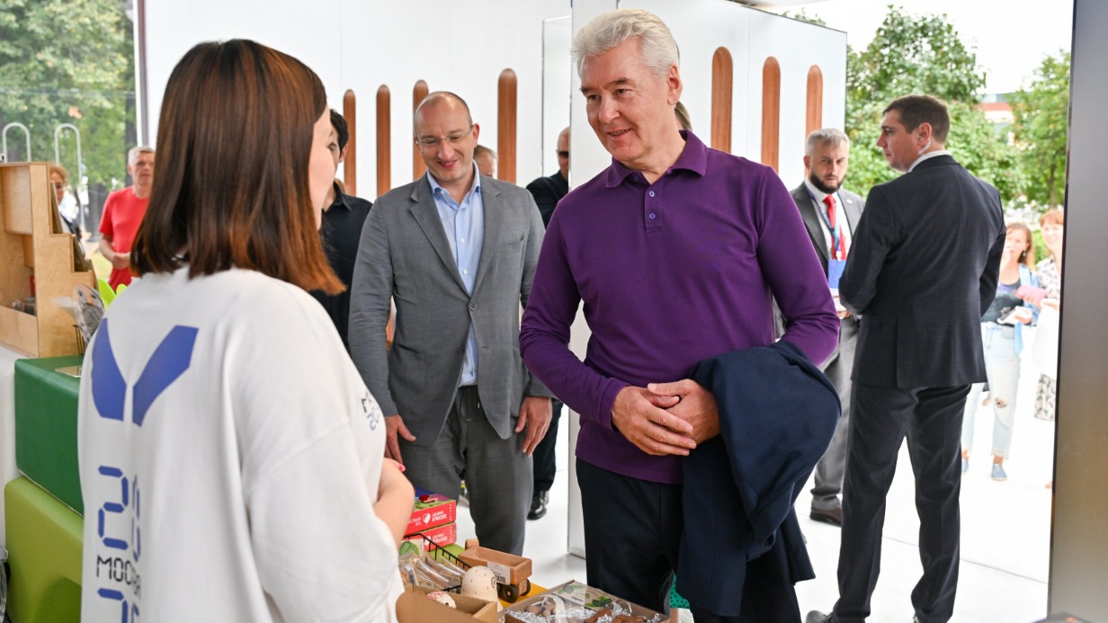 Мэр Москвы Сергей Собянин (справа) и глава Комитета по туризму Москвы Евгений Козлов посетили площадку маркета «Сделано в Москве» на Болотной площади