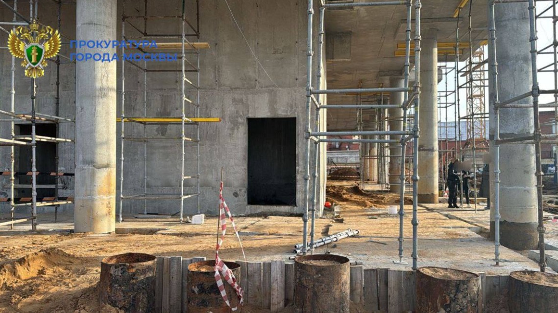 Двое рабочих погибли, упав с высоты на стройке в Москве