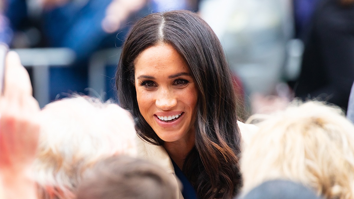 «Держит щипцы вверх ногами»: Меган Маркл высмеяли за кулинарные советы