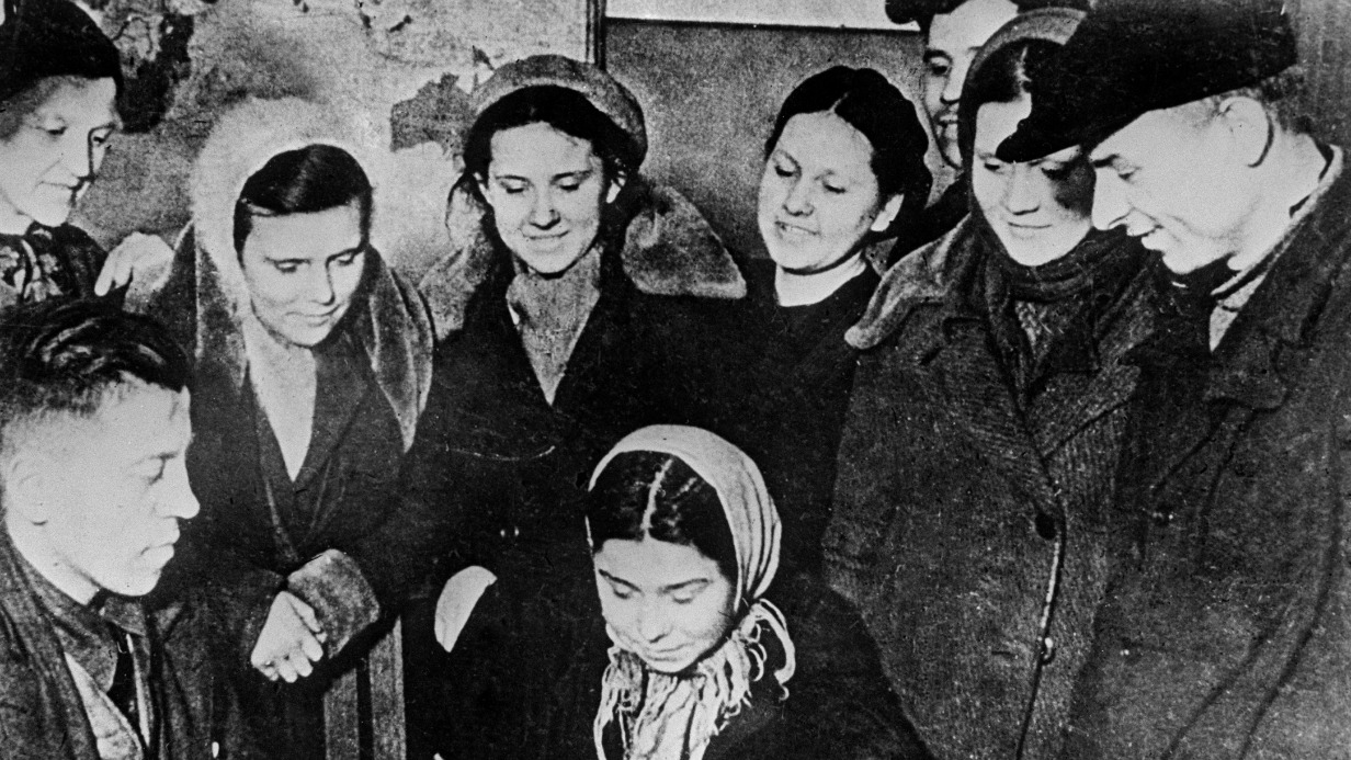 Граждане СССР подписываются на государственный военный заем. За десять дней собрали сумму на треть больше той, что ожидали