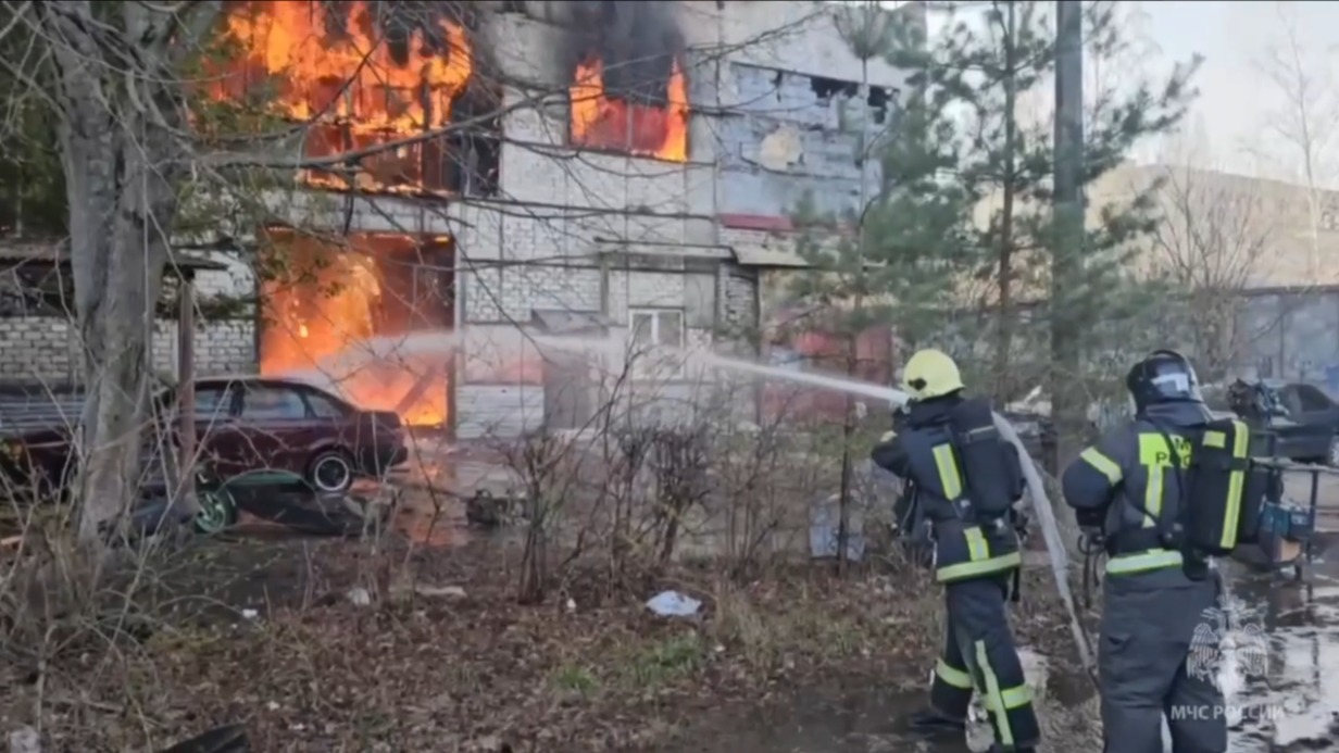 МЧС: Цех по переработке резины загорелся на тысяче «квадратов» в Курске