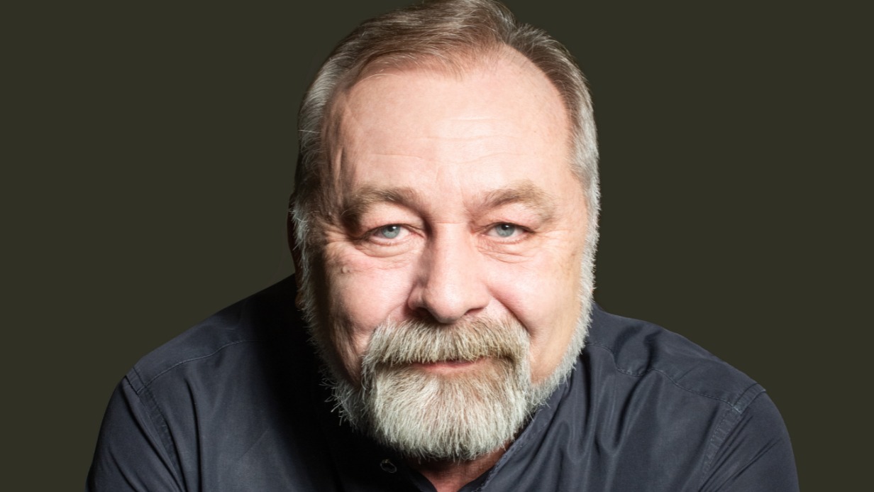 Руководитель хора Николай Азаров привносит в народный репертуар свое видение мира