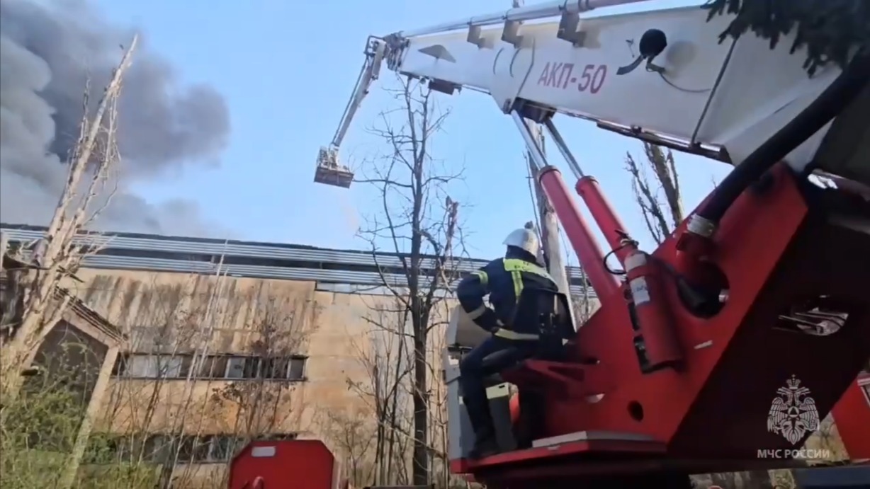 МЧС: Площадь пожара на предприятии в Курске увеличилась до 17 тысяч «квадратов»