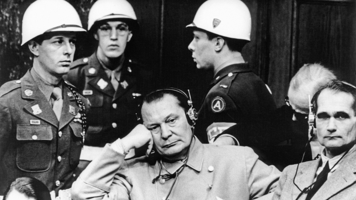 Нацистские преступники Герман Геринг (слева) и Рудольф Гесс на одном из заседаний Нюрнбергского трибунала. Первый покончит с собой в тюрьме меньше чем через год, накануне казни. Второй проведет в тюрьме более 40 лет и потом также сведет счеты с жизнью. Такое же самоубийство. только пока политическое, совершают и многие современные европейские политики, забывшие о страшных уроках не такой уж далекой истории