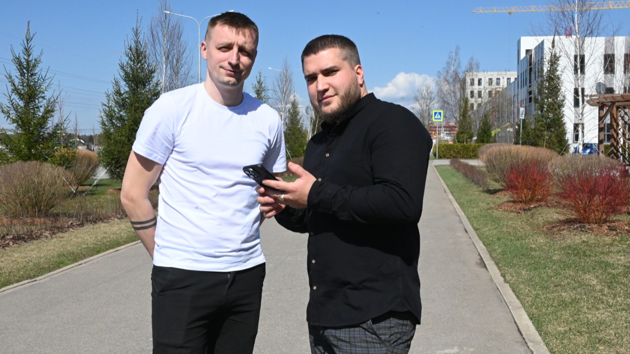 Руководитель направления по благоустройству управляющей компании особой экономической зоны «Технополис Москва» Борис Чернобровкин (справа) и ведущий специалист Павел Макаров на площадке «Алабушево», где к 80-летию Победы высадили «Сад памяти»