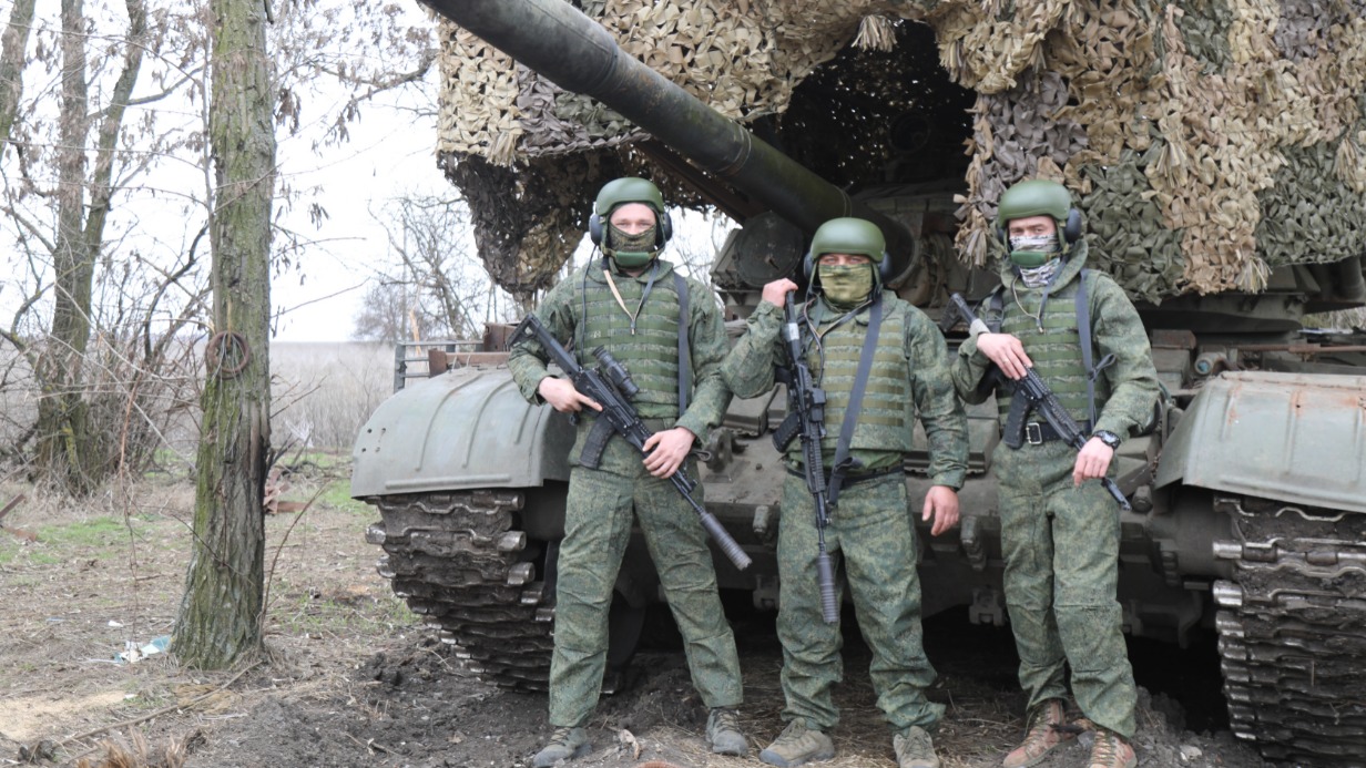 Танкисты 139-го отдельного штурмового батальона группировки войск «Восток» (слева направо) с позывными «Брат», «Ласта» и «Кощей» рядом со своей надежной боевой машиной