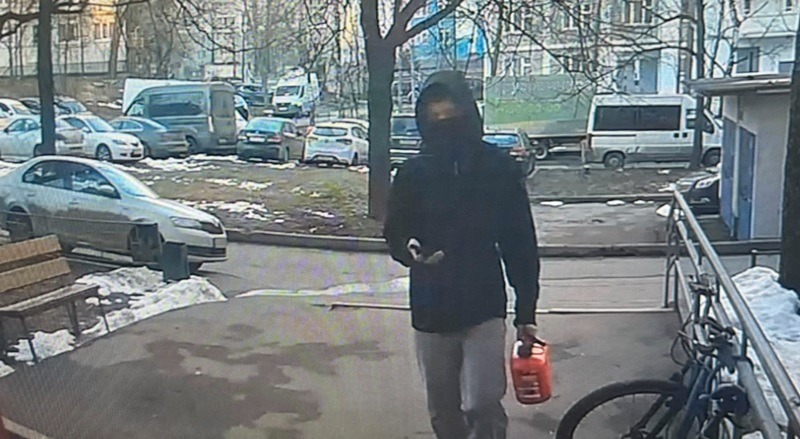 Позвонили и предложили деньги: подросток поджег дверь квартиры на западе Москвы