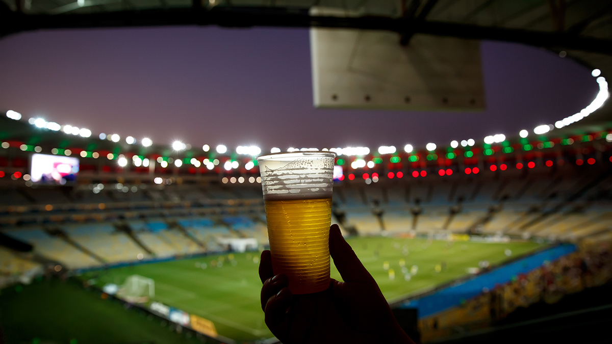 Эксперты рассказали, нужно ли возвращать пиво на стадионы