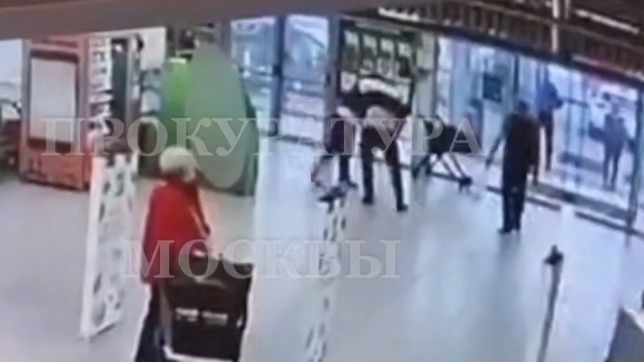 Мужчина избил охранника магазина на востоке Москвы