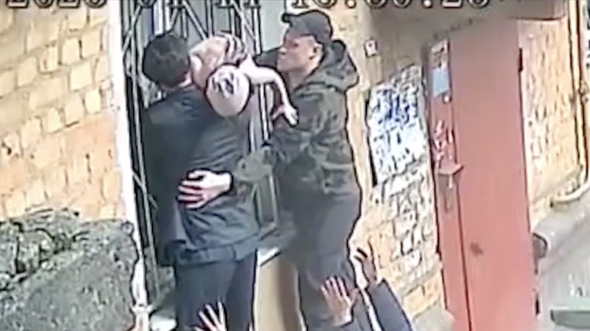 Трехлетняя девочка три дня провела без еды и воды в Воронеже: где ее мать и что с ребенком