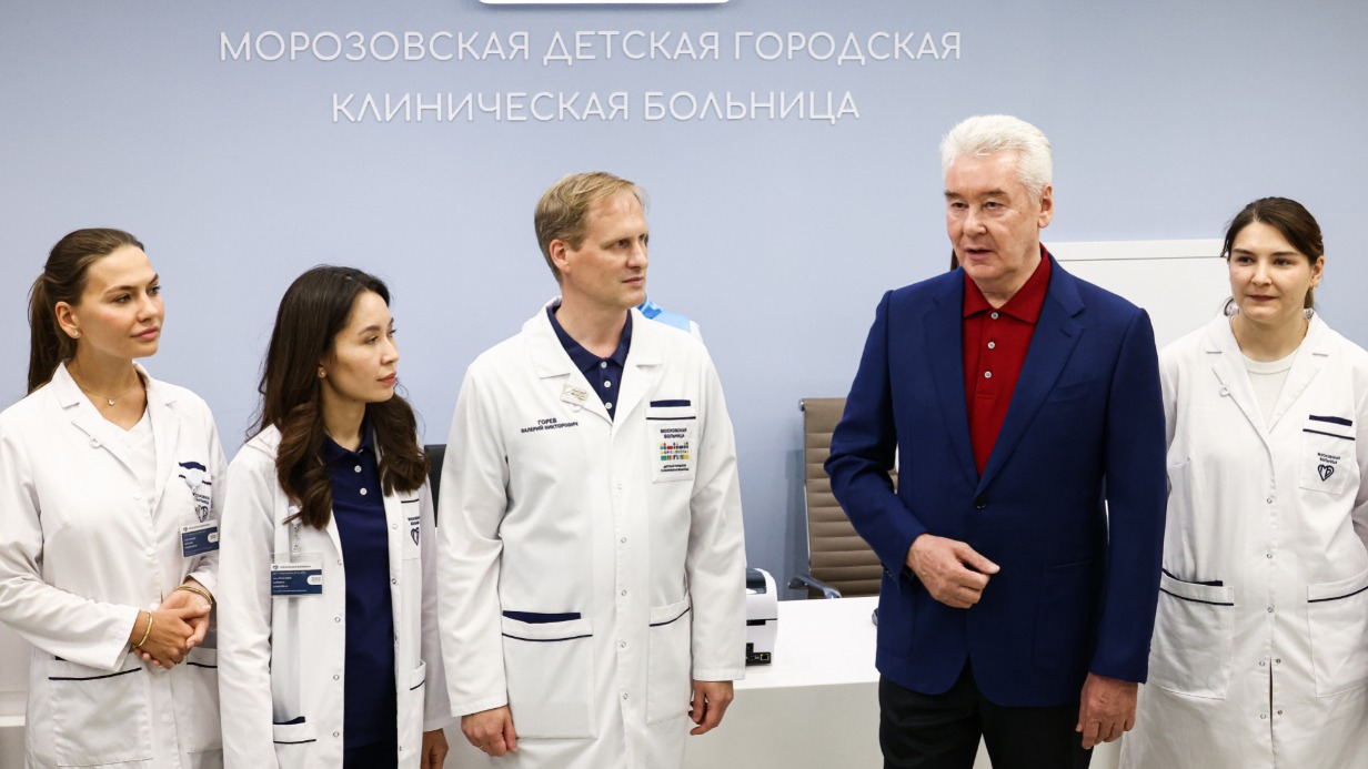 Мэр Москвы Сергей Собянин (второй справа) и главный врач Морозовской больницы Валерий Горев открыли после реконструкции приемное отделение медучреждения
