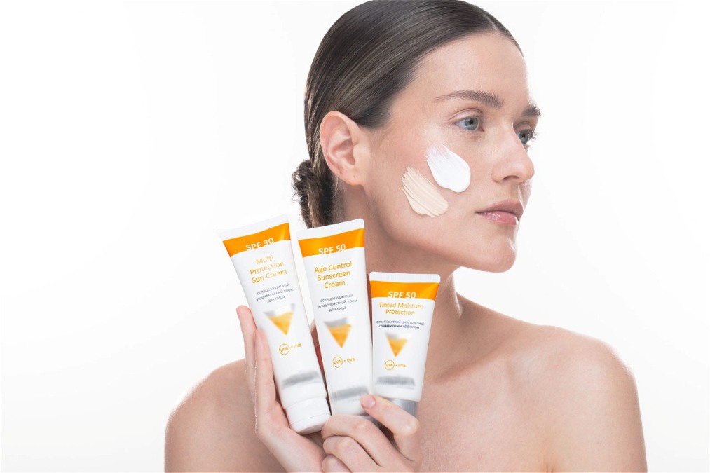 Каким должен быть уход за кожей в летнюю жару, пояснила эксперт 