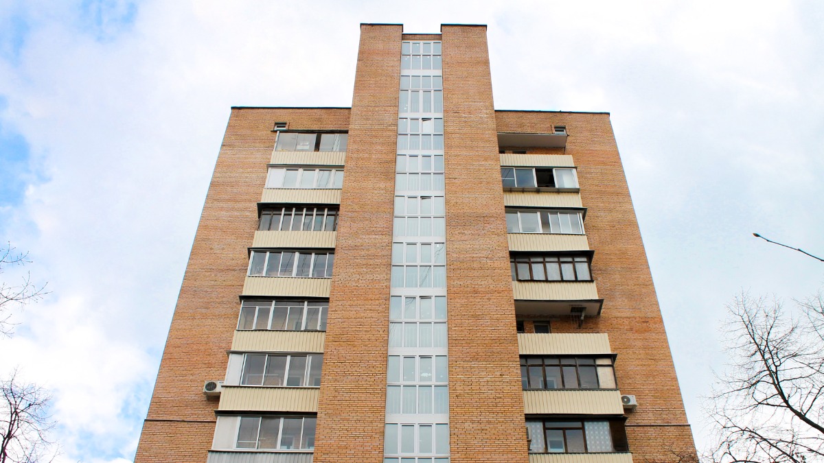 На западе столицы в жилом доме 1999 года постройки ведутся работы по замене лифтового оборудования