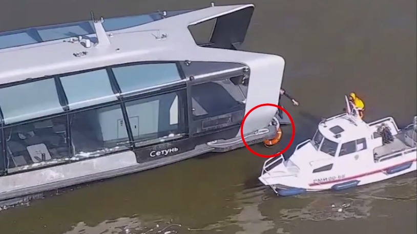 Экипаж электросудна вытащил человека из воды в Москве